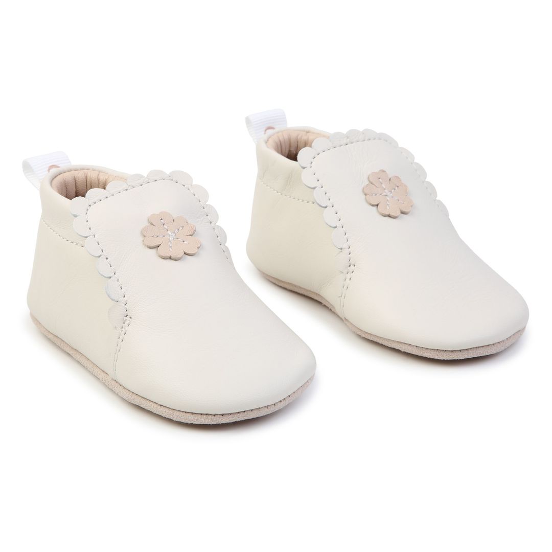 kids-atelier-chloe-chloe-ivory-leather-floral-cut-slippers-c20160-117
