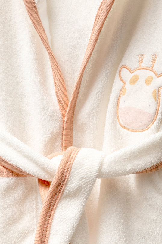 kids-atelier-moi-noi-baby-girl-ivory-giraffe-graphic-bathrobe-mnb9049